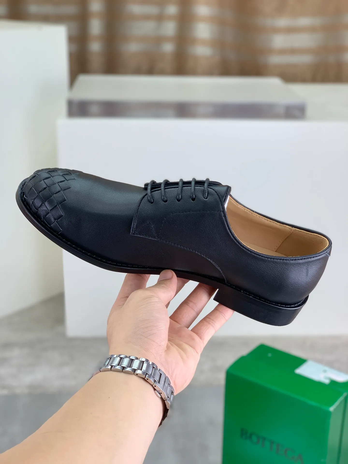 Factory price P860💰Top quality (genuine leather outsole series)💎💎💎 BOTTEGA VENETA official website synchronizes the latest model, top version of the highest version of BV business leather shoes in the market, accept material comparison, shoe type comparison, process comparison, practical and textured, versatile and suitable for any occasion, the more you look at it, the more flavorful it becomes. Pure hand-woven craftsmanship - upper material, imported original hand-woven calfskin - high-quality water-dyed cowhide inside - original private model customized handmade leather outsole -Size: female 35-39 (34 40 customized) male 39-44 (38 45 customized) Comes with original BV green box, complete packaging.